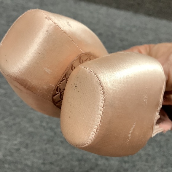 Ballet Pointe Shoes: Capezio Cambré 1127W 6.5M Modified/Gently Used - Picture 4 of 6